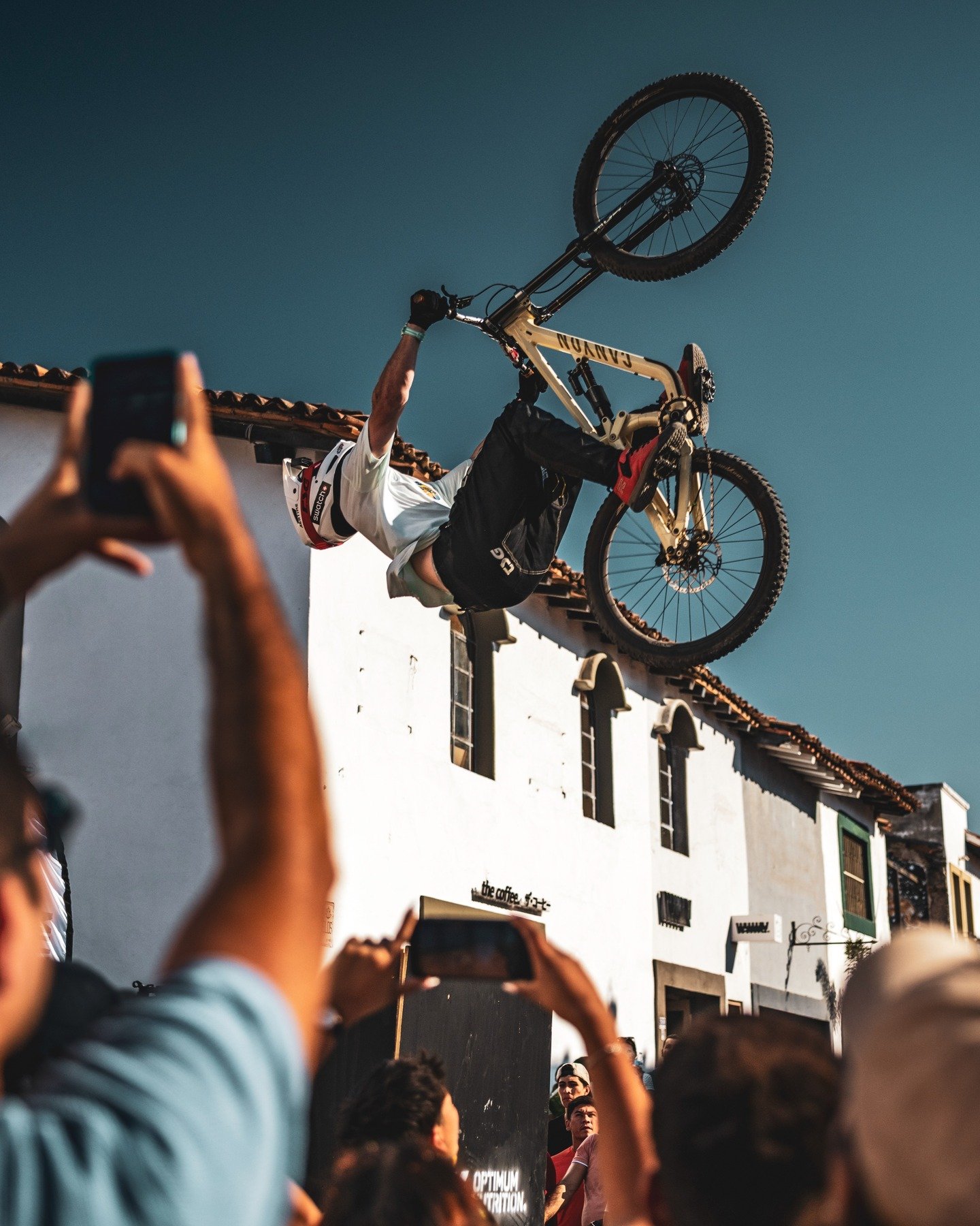 Backflips over crowds of people, through the streets of #puertovallarta
